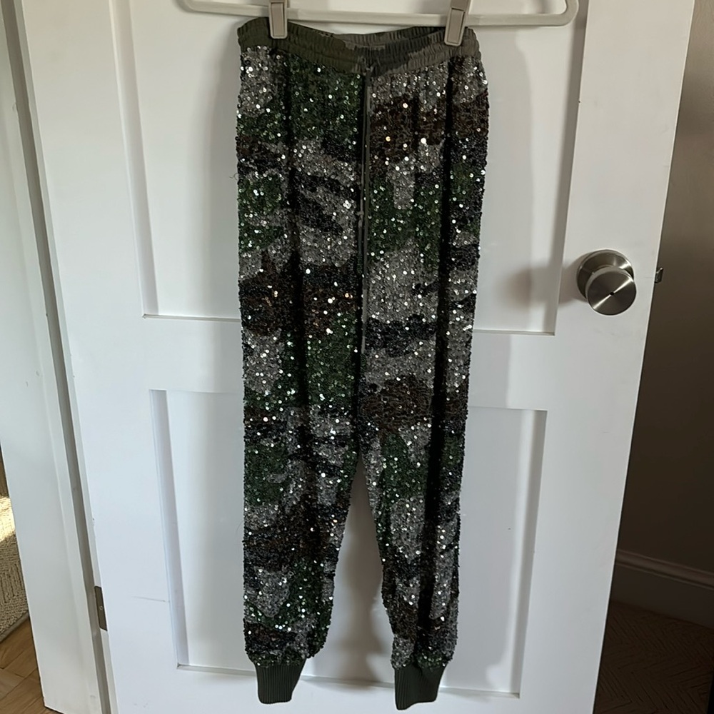 Retrofits sequin joggers